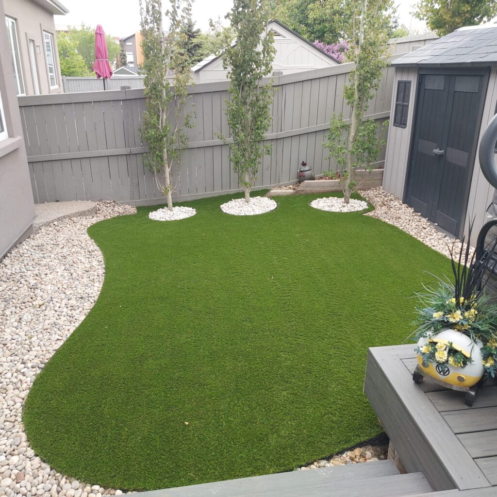 Curved artificial turf installation